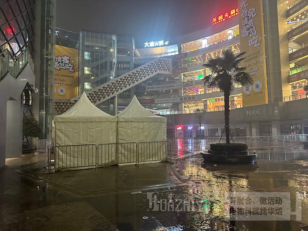 光谷步行街華之熠鐵馬護(hù)欄分隔場地很方便